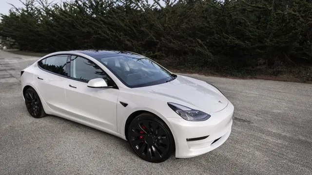 Tesla скорочує виробництво популярних електрокарів через низький попит