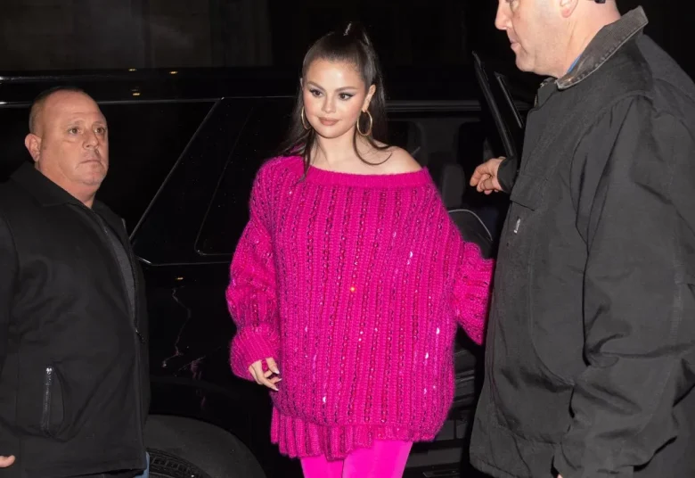 Селена Гомес вийшла на прогулянку в total-pink образі