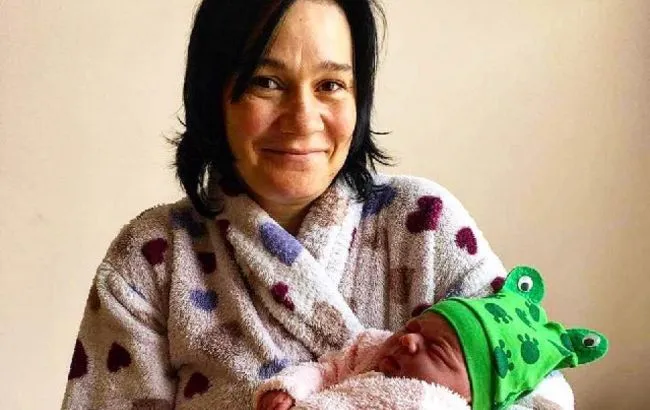 Новорічне диво: жінка народила дівчинку у швидкій під час евакуації