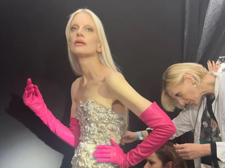 Супермодель Макменамі впала на показі Valentino