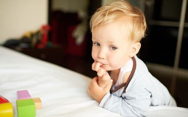 Дитина гризе нігті: причини та поради психолога