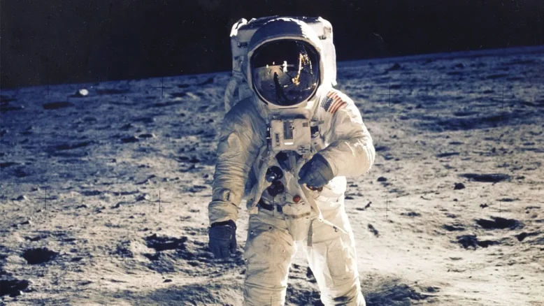 NASA змогли отримати кисень зі штучного місячного пилу