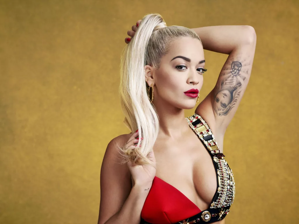 Ріта Ора здивувала учасників Love Island візитом і відвертим стилем (фото)