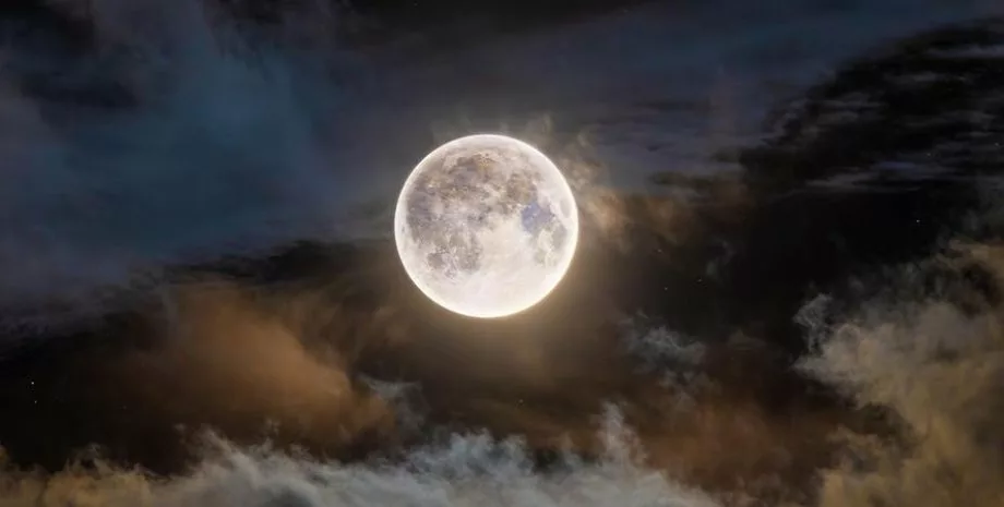 Блакитний Місяць: фотограф поділився унікальними знімками
