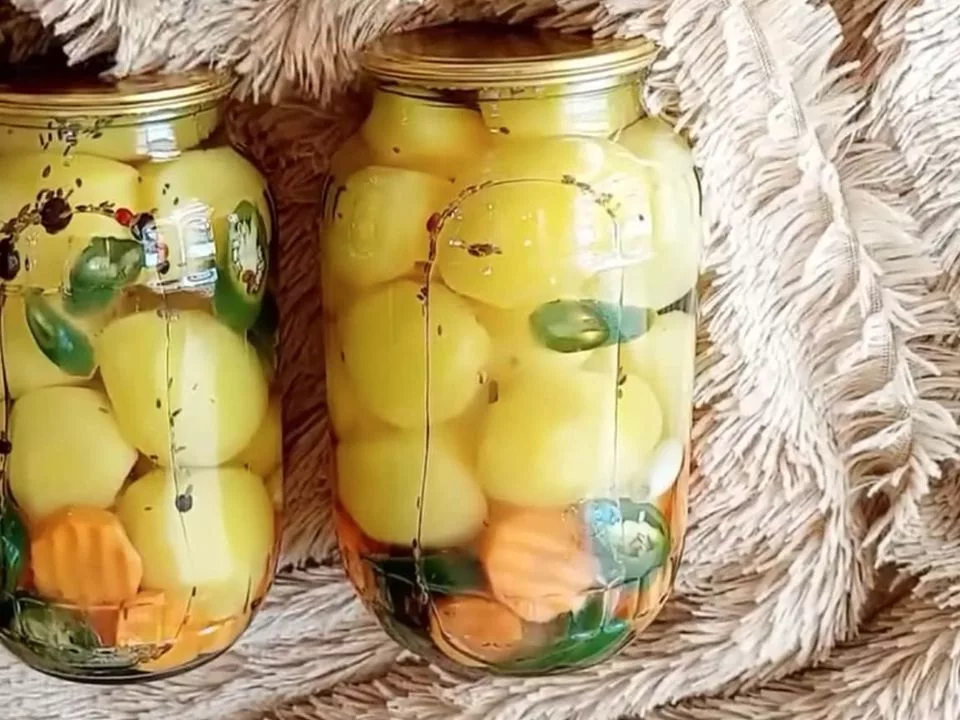 10 Незвичайний рецепт маринованої картоплі, яка може виступити як оригінальна закуска або як інгредієнт для салатів