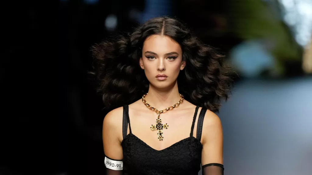 Донька Моніки Беллуччі зʼявилася на показі Dior