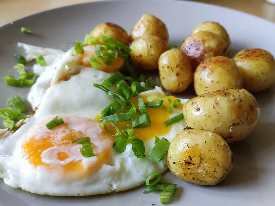 Дієтологи розповіли, чому яйця не можна поєднувати з майонезом та картоплею