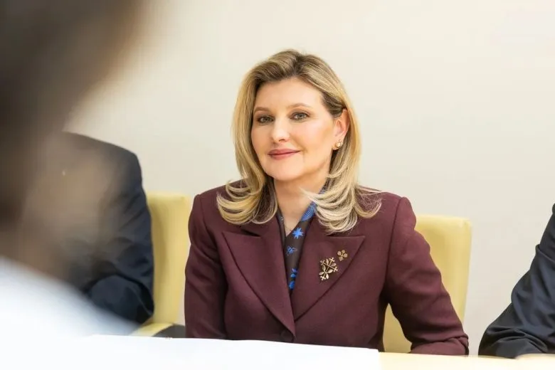 Образ дня: Олена Зеленська приміряла наймодніший колір осені