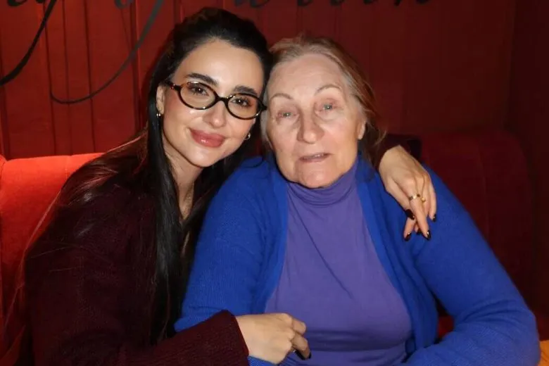 Анна Трінчер поділилася емоційними фото з бабусею в соцмережах