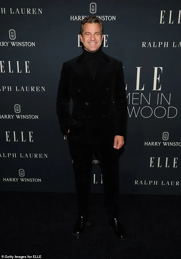 Джошуа Джексон в чорному костюмі на заході Elle Women in Hollywood