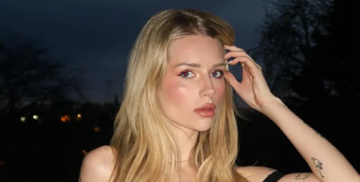 Лотті Мосс розкрила відверту історію побачень в Instagram
