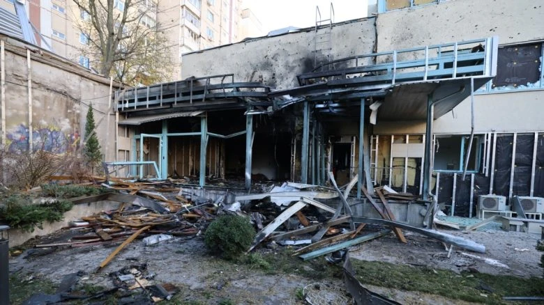 Уламки після ракетного удару в Дарницькому районі Києва