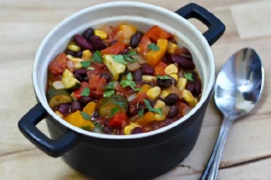 Smokey Rainbow Chili: рецепт веганського чилі без глютену