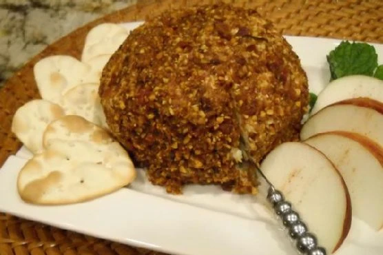 Сирна кулька з білим чеддером, яблуками та беконом у пікантному соусі