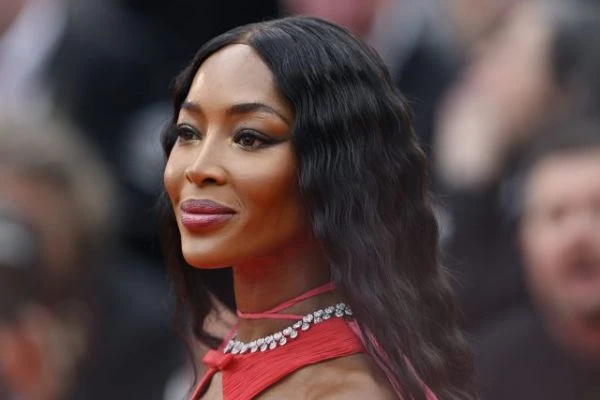 Наомі Кемпбелл показала рідкісні фото з дітьми на лижній прогулянці