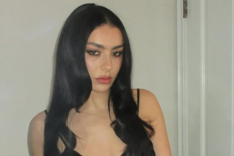 Charli XCX закликає бренди допомогти постраждалим від пожежі в Лос-Анджелесі