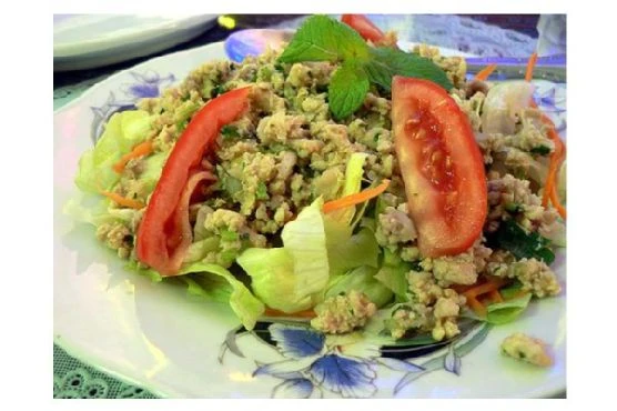 Larb Salad: Соковитий тайський салат з мясом та свіжими травами