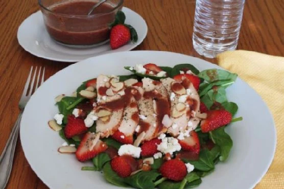 Салат со шпинатом и клубничным винегретом: легкое и вкусное блюдо.