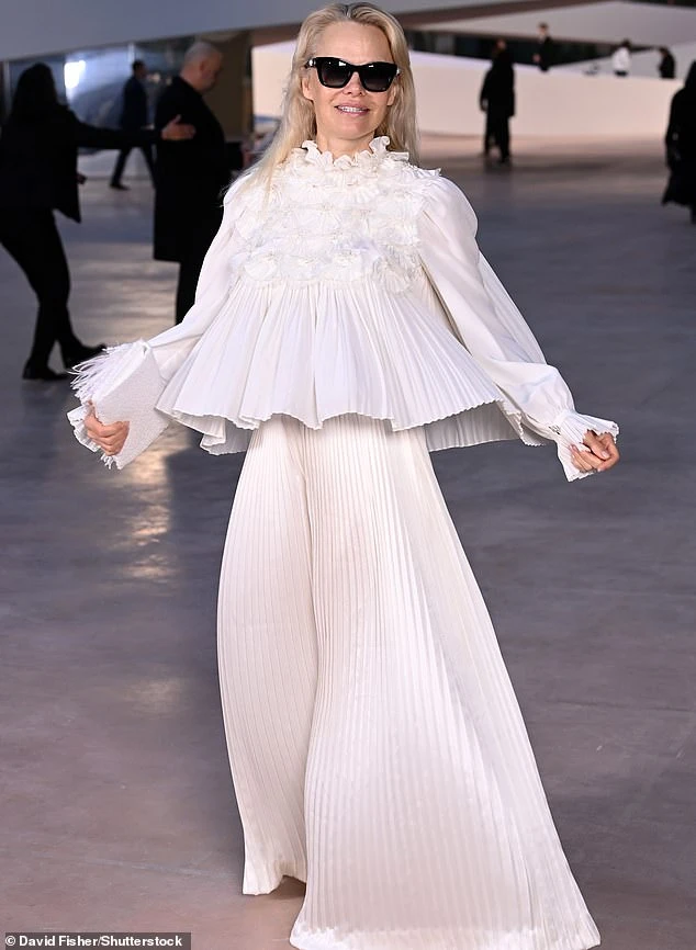 Памела Андерсон вразила на шоу Chanel без макіяжу під час Тижня моди в Парижі