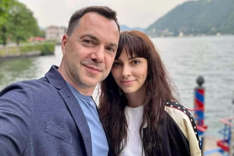 Олексій Арестович та його дружина Анастасія розлучаються після 10 років шлюбу