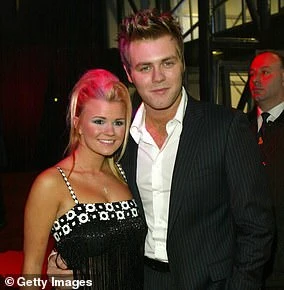 Kerry Katona демонструє свою втрату ваги в білому купальнику в Таїланді