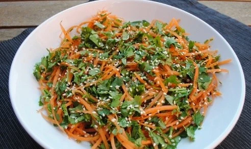 Как приготовить вкусный морковный салат с зеленью и кунжутом