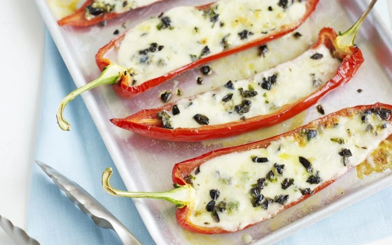 Запечённые перцы с сырной начинкой: вкусная и быстрая закуска