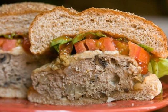 Куриный бургер с голубым сыром и грибами