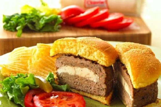 Chavrie Stuffed Turkey Burgers: Соковиті бургери з індички з начинкою з сиру