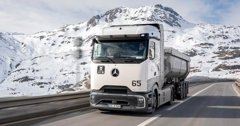Испытания грузовиков Mercedes-Benz GenH2 в Альпах: внедрение водородных технологий