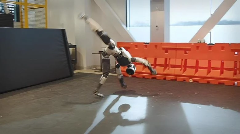 Акробатические способности робота Atlas от Boston Dynamics впечатляют