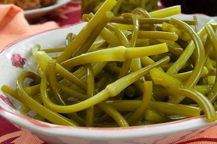 Как правильно засолить свежие чесночные стрелки для вкусной закуски