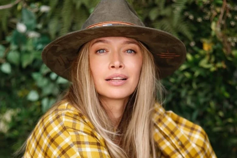 Віра Брежнєва показала стильні фото з фестивалю Coachella