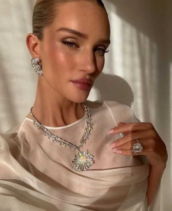 Роузі Хантінгтон-Уайтлі вразила у новій фотосесії для Tiffany & Co.