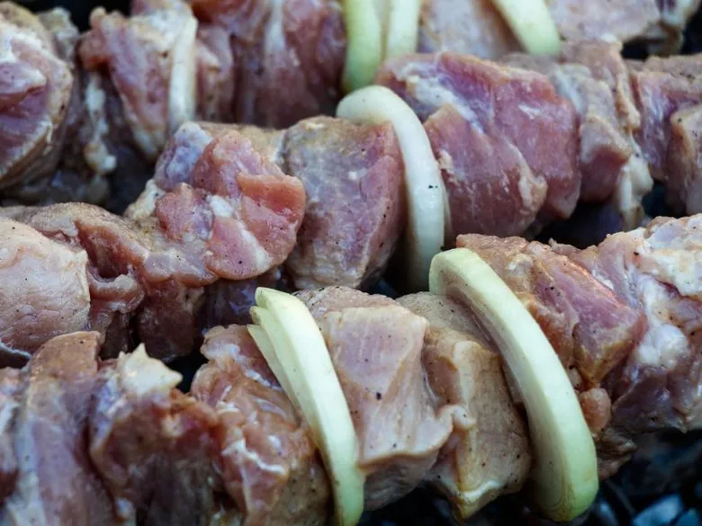 Как определить, испортилось ли маринованное мясо: советы для безопасного приготовления
