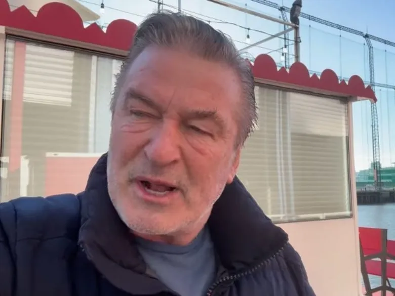 Алек Болдуин впервые за долгое время показался на семейном фото со всеми детьми и женой