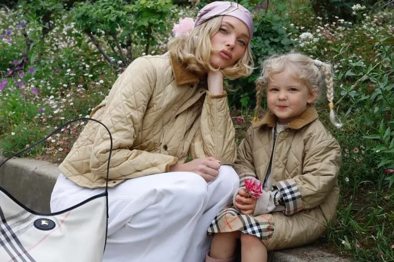 Ельза Госк поразила стильными фото в family look с дочерью ко Дню матери