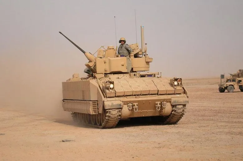 США развернули боевые машины M2A4 Bradley в Эстонии для укрепления обороны Балтики