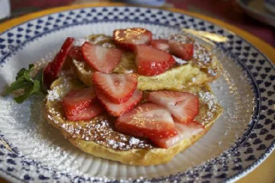 French Toast Croissants з полуницею: смачний американець на вашому столі