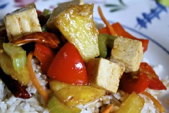 Тофу с ананасами: жареное с овощами для вегетарианцев