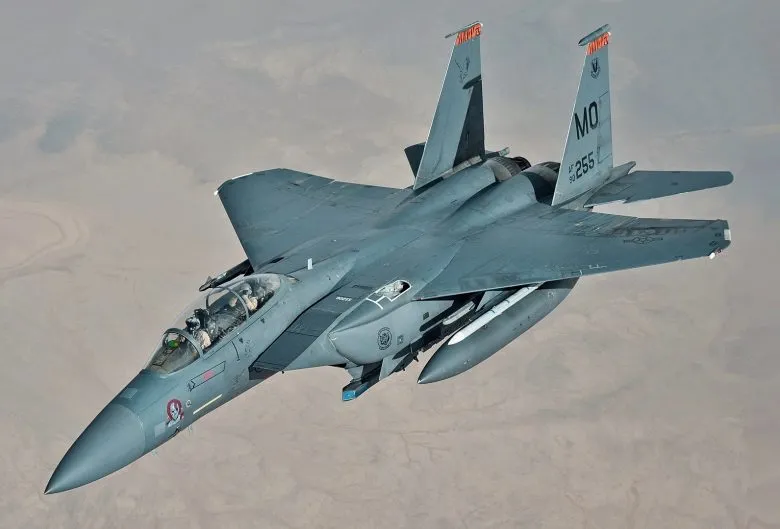 США испытывают F-15E с новыми малыми ракетами для борьбы с дронами