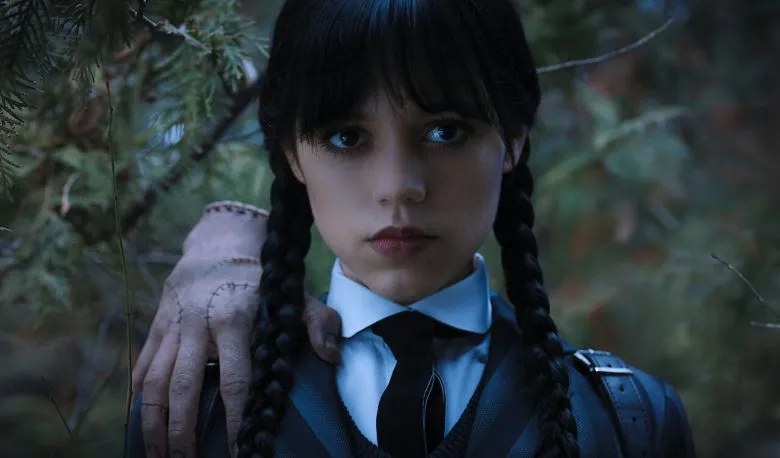 Netflix представил первые кадры второго сезона сериала «Венздей»
