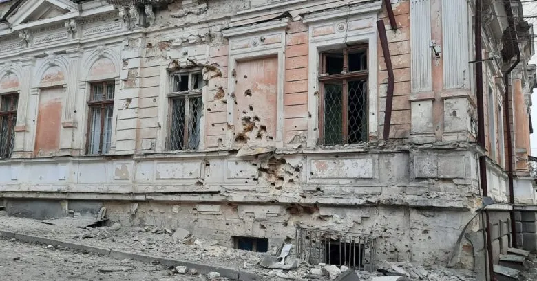 Российские войска уничтожили здание Херсонской ОГА во время очередной атаки