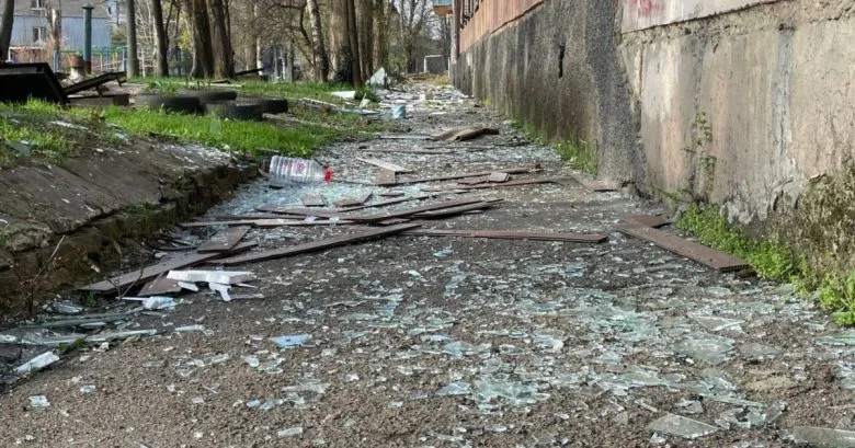 В Кривом Роге дрон попал рядом с зданием ТЦК: пострадали гражданские