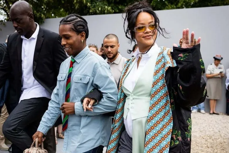 Беременная Рианна очаровала образом на показе Dior в Париже вместе с ASAP Rocky