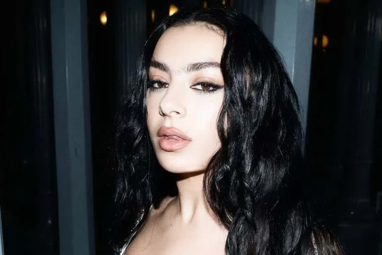 Charli XCX вышла замуж за барабанщика The 1975 Джорджа Дэниела в Лондоне