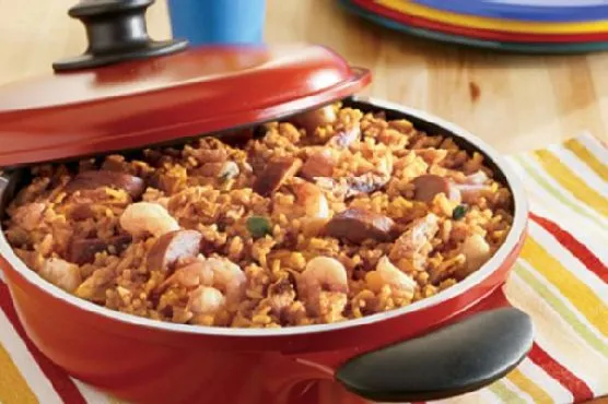 Легкая паэлья с курицей, колбасой и креветками за 45 минут