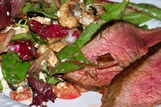 Flank steak з грецьким салатом з часником: швидкий рецепт на вечерю