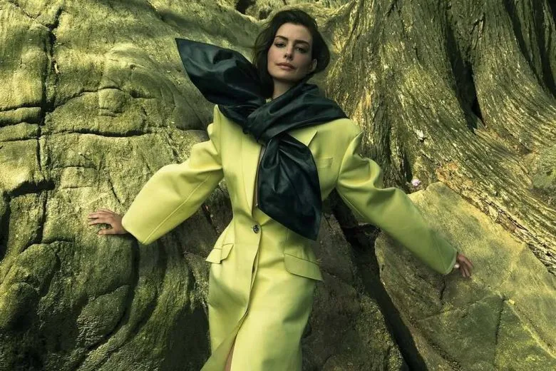 Энн Хэтэуэй украсила обложку Vogue и поделилась впечатлениями о самой сложной роли