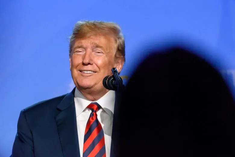 Дональд Трамп сделал комплимент журналистке во время подписания мирного соглашения
